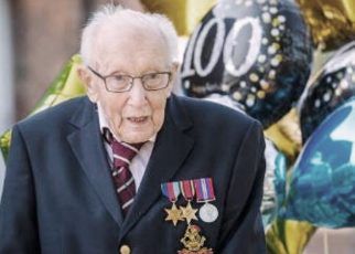 Veterano inglés de 99 años recauda 23 millones de dólares para luchar contra el coronavirus