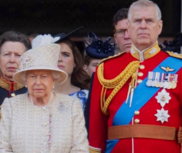 Reina Isabel II ha retirado todo patrocinio real y títulos militares a su hijo Andrés