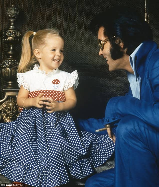 Lisa Marie Presley falleció 4 Lisa Marie Presley junto a su padre, Elvis Presley.